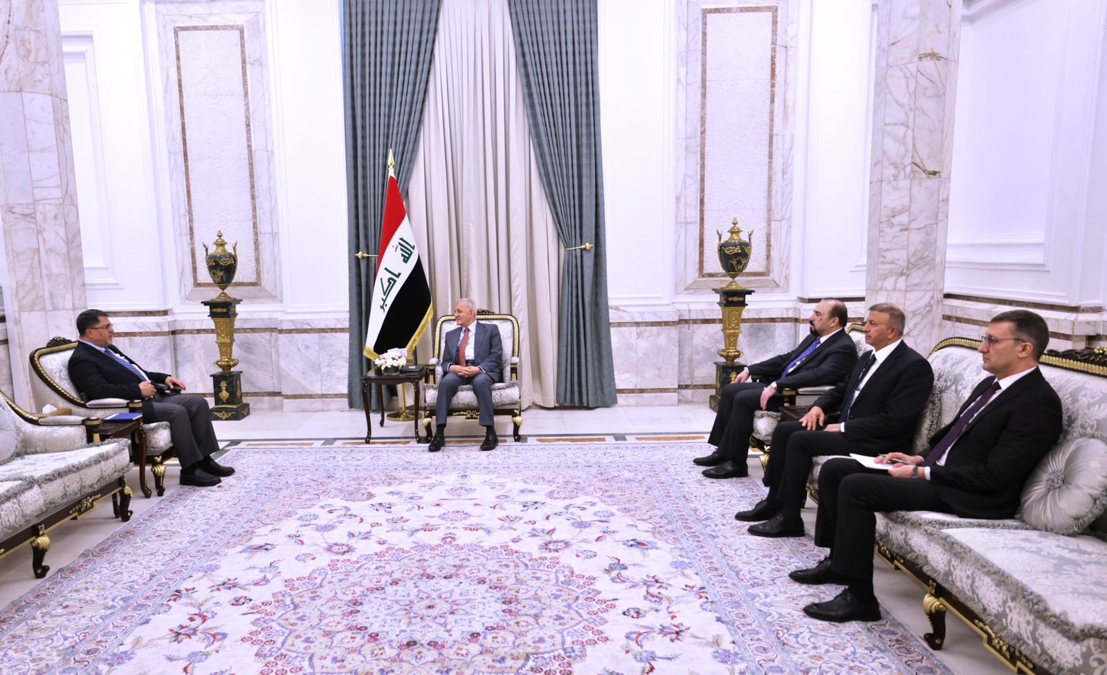 The President of the Republic hosts the Chairman of the National Investment Commission and emphasizes the necessity of diversifying strategic projects.      