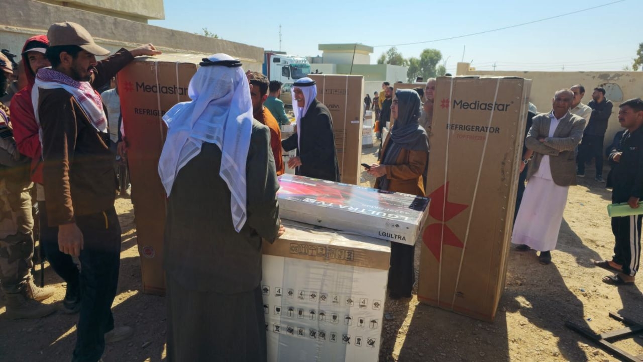 The Ministry of Migration distributes (242) shares of durable goods among the families returning to Sinjar.